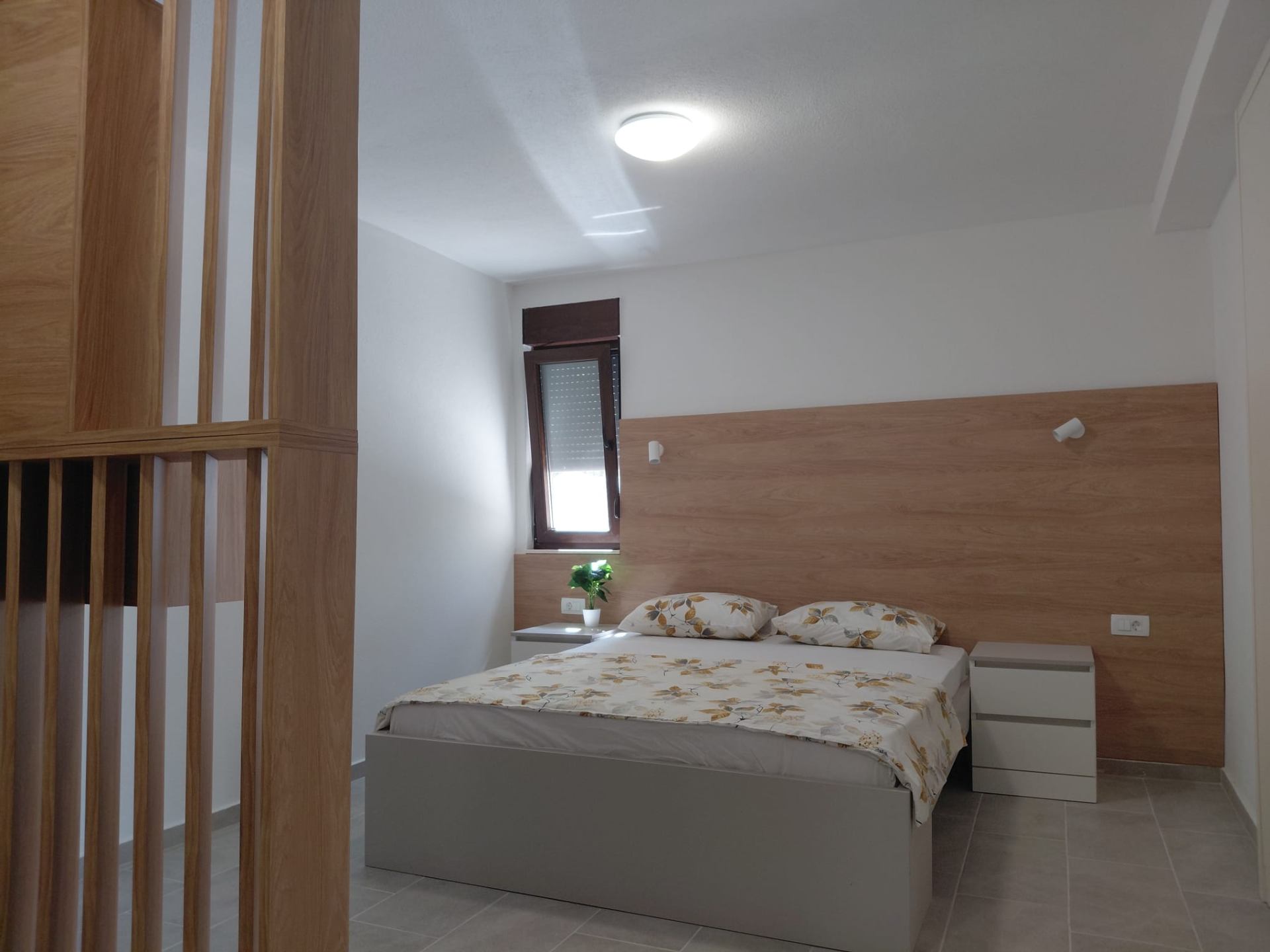 Spavaća soba s drvenim uzglavljem