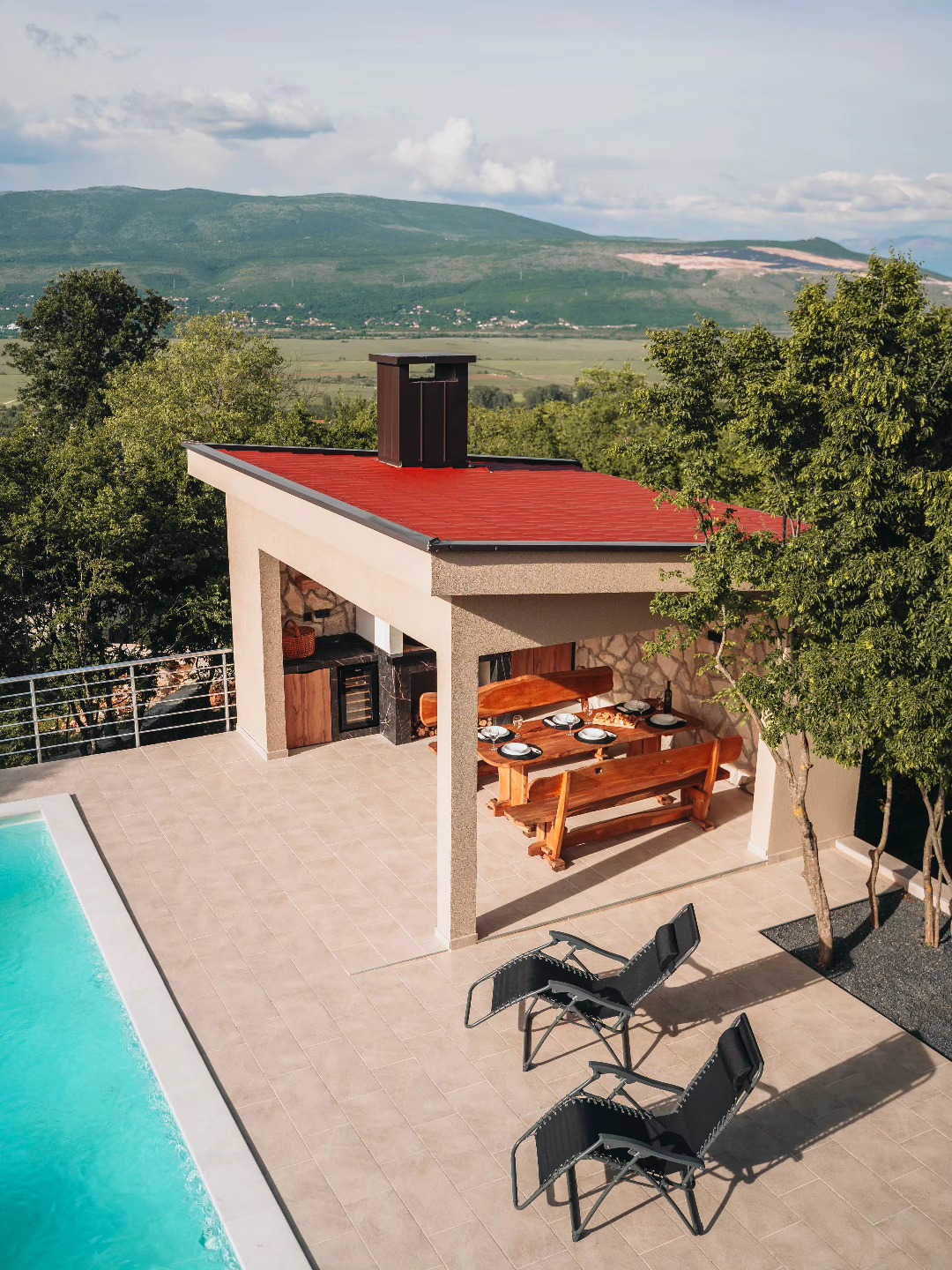 Vanjski paviljon s roštiljem i pogledom na planine