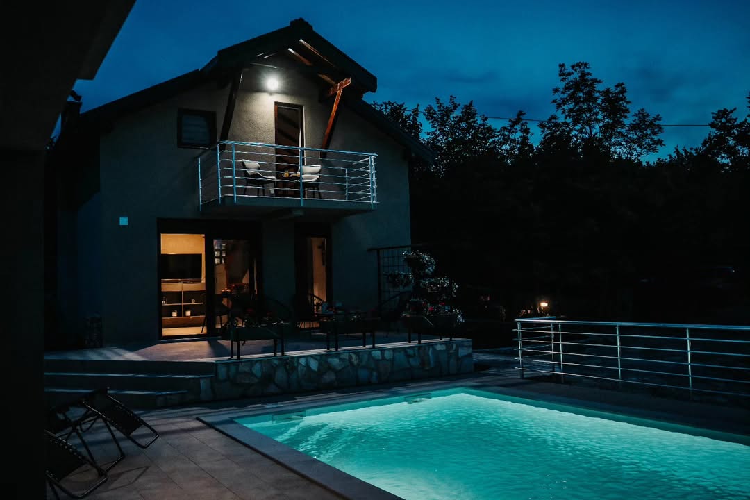 Osvijetljen bazen pod noćnim nebom